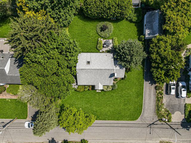 22 Lawrence Street, Greenlawn, NY 11740