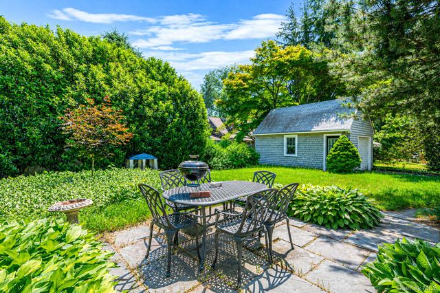 22 Lawrence Street, Greenlawn, NY 11740