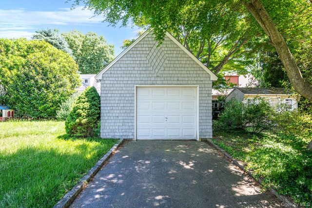 22 Lawrence Street, Greenlawn, NY 11740