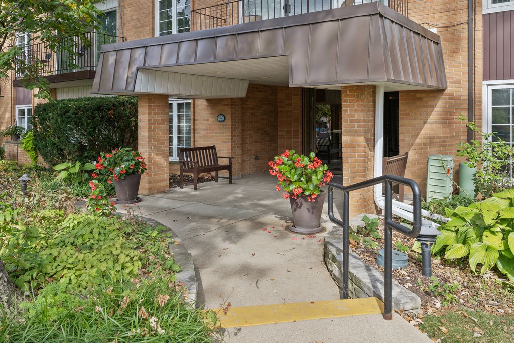 441 N Park Boulevard 3E, Glen Ellyn, IL 60137