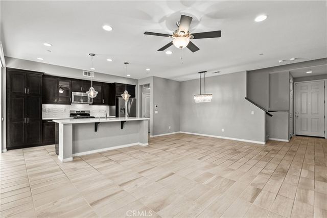 22105 Barrington, Saugus, CA 91350