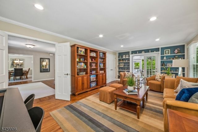 6 Windsor Ct, Clinton Twp., NJ 08801