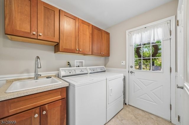 6 Windsor Ct, Clinton Twp., NJ 08801