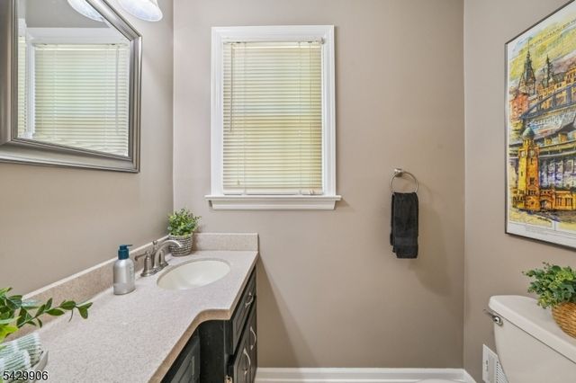 6 Windsor Ct, Clinton Twp., NJ 08801