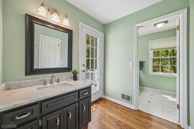 6 Windsor Ct, Clinton Twp., NJ 08801
