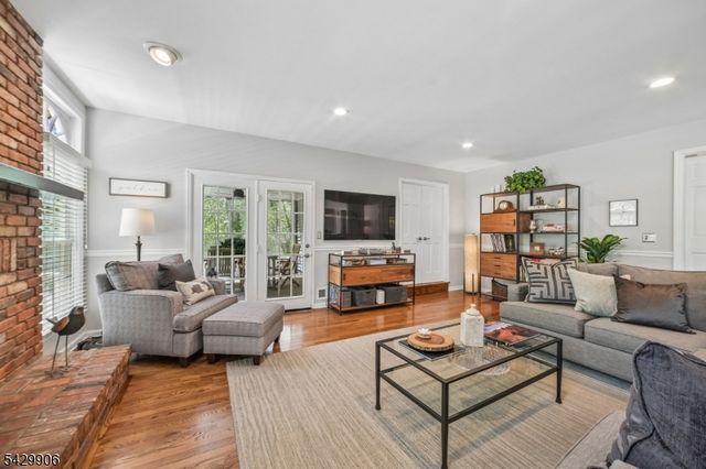 6 Windsor Ct, Clinton Twp., NJ 08801