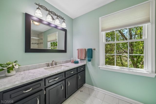 6 Windsor Ct, Clinton Twp., NJ 08801