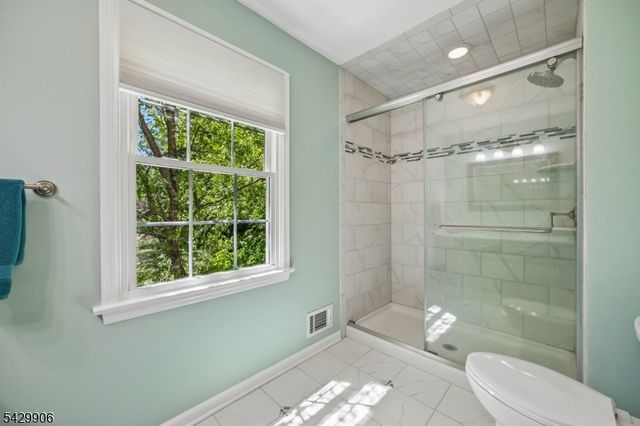 6 Windsor Ct, Clinton Twp., NJ 08801