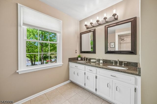 6 Windsor Ct, Clinton Twp., NJ 08801