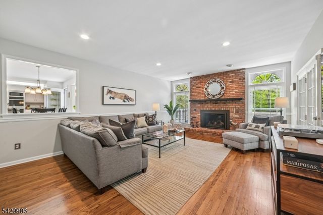 6 Windsor Ct, Clinton Twp., NJ 08801