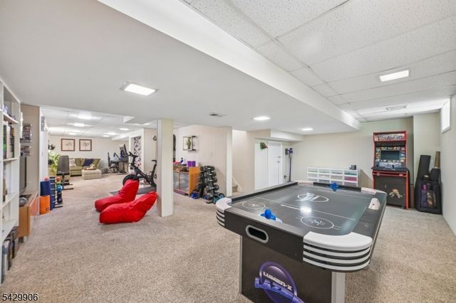 6 Windsor Ct, Clinton Twp., NJ 08801