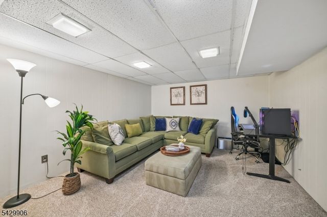 6 Windsor Ct, Clinton Twp., NJ 08801