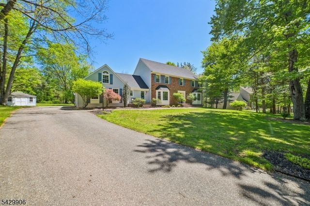 6 Windsor Ct, Clinton Twp., NJ 08801