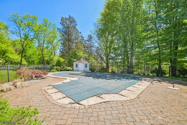 6 Windsor Ct, Clinton Twp., NJ 08801