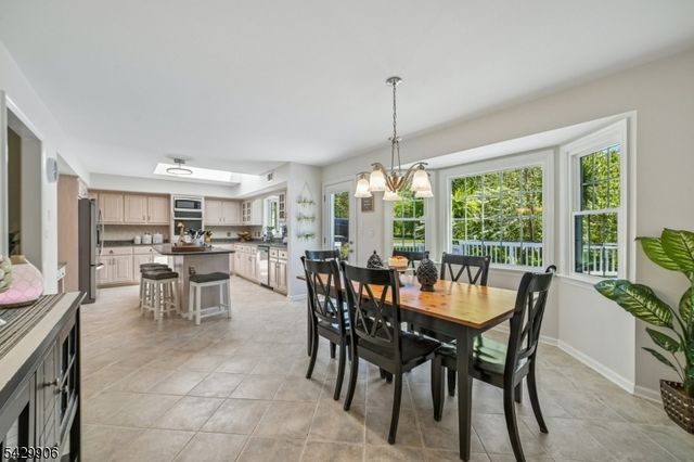 6 Windsor Ct, Clinton Twp., NJ 08801