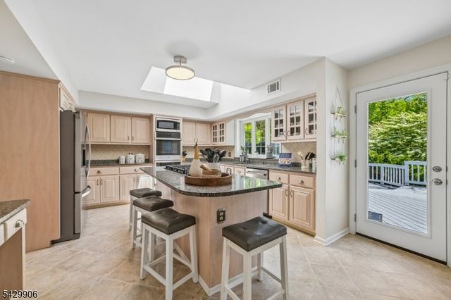 6 Windsor Ct, Clinton Twp., NJ 08801