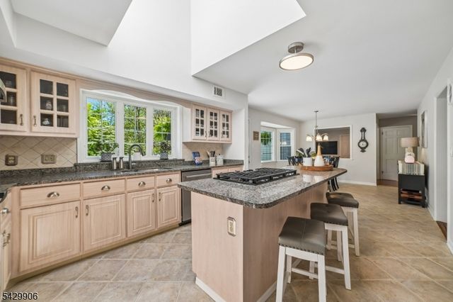 6 Windsor Ct, Clinton Twp., NJ 08801