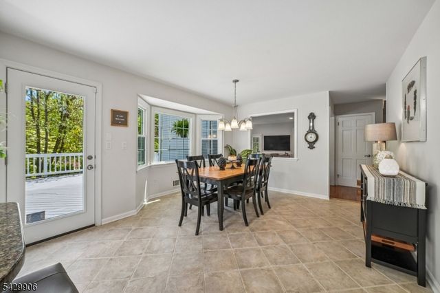 6 Windsor Ct, Clinton Twp., NJ 08801