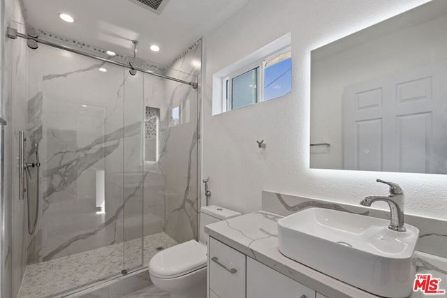 6229 Sylvia Avenue, Tarzana, CA 91335