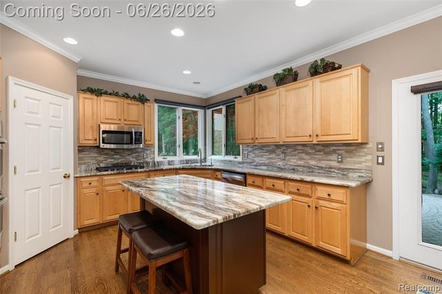 2176 Oakwood Drive, Troy, MI 48085