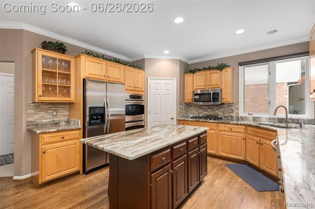 2176 Oakwood Drive, Troy, MI 48085