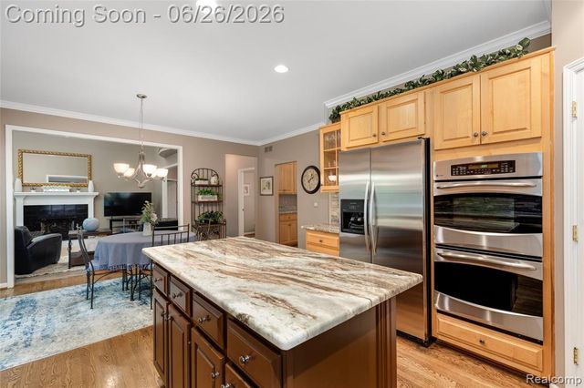2176 Oakwood Drive, Troy, MI 48085