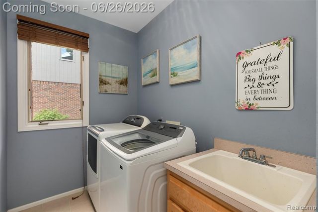 2176 Oakwood Drive, Troy, MI 48085