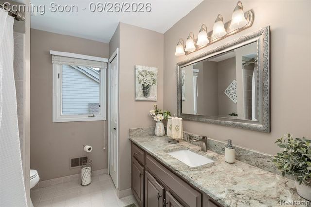 2176 Oakwood Drive, Troy, MI 48085