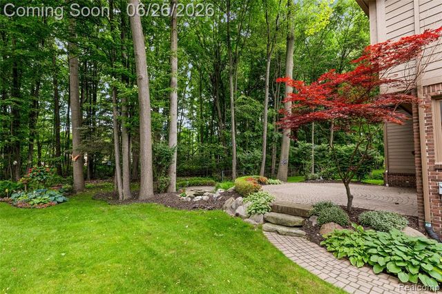2176 Oakwood Drive, Troy, MI 48085