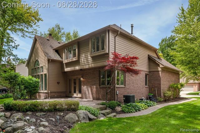 2176 Oakwood Drive, Troy, MI 48085