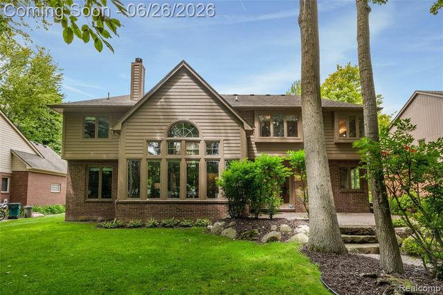 2176 Oakwood Drive, Troy, MI 48085