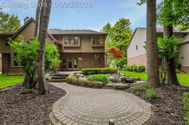 2176 Oakwood Drive, Troy, MI 48085