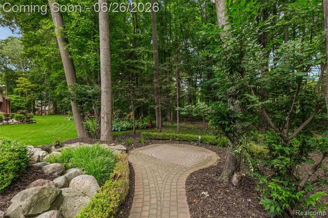 2176 Oakwood Drive, Troy, MI 48085
