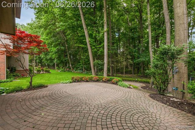 2176 Oakwood Drive, Troy, MI 48085