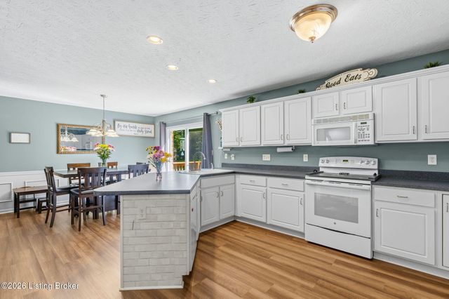 11808 Oak Bay Dr, Louisville, KY 40245