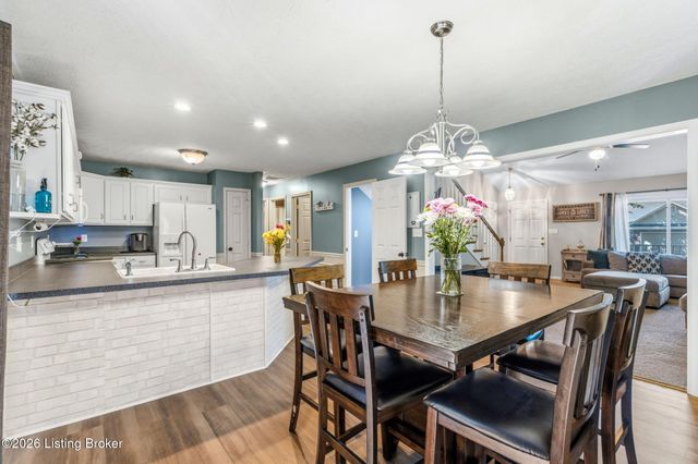 11808 Oak Bay Dr, Louisville, KY 40245