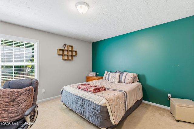 11808 Oak Bay Dr, Louisville, KY 40245