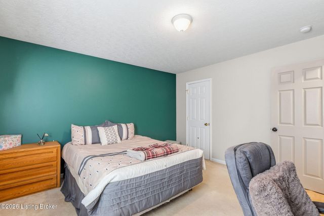 11808 Oak Bay Dr, Louisville, KY 40245