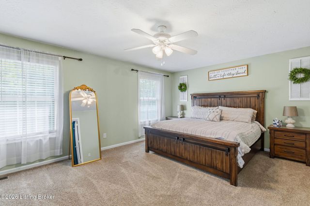 11808 Oak Bay Dr, Louisville, KY 40245