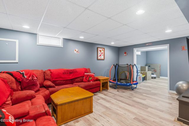 11808 Oak Bay Dr, Louisville, KY 40245