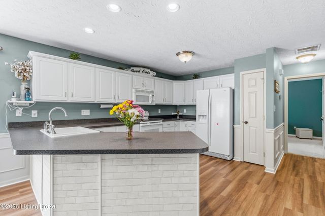 11808 Oak Bay Dr, Louisville, KY 40245