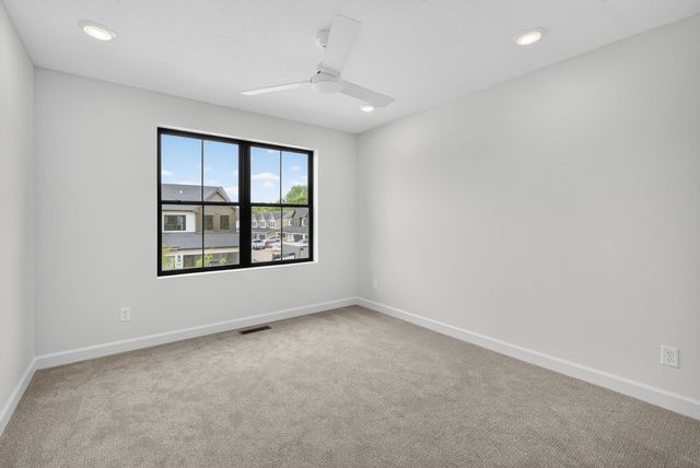 932 Peak Drive, West Des Moines, IA 50266