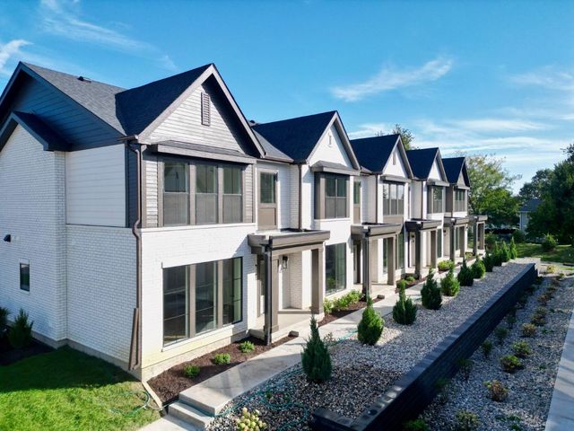 932 Peak Drive, West Des Moines, IA 50266