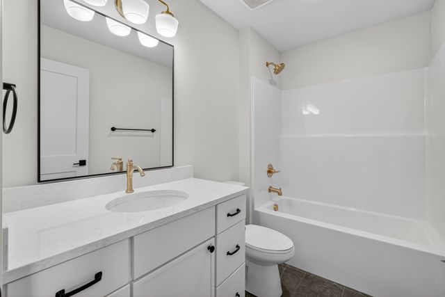 932 Peak Drive, West Des Moines, IA 50266