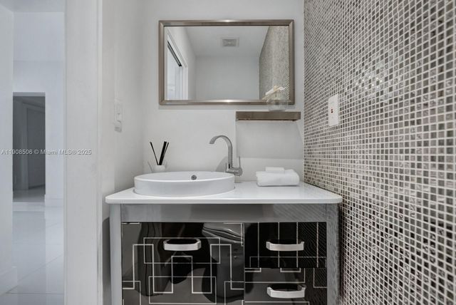 1040 S Shore Dr, Miami Beach, FL 33141