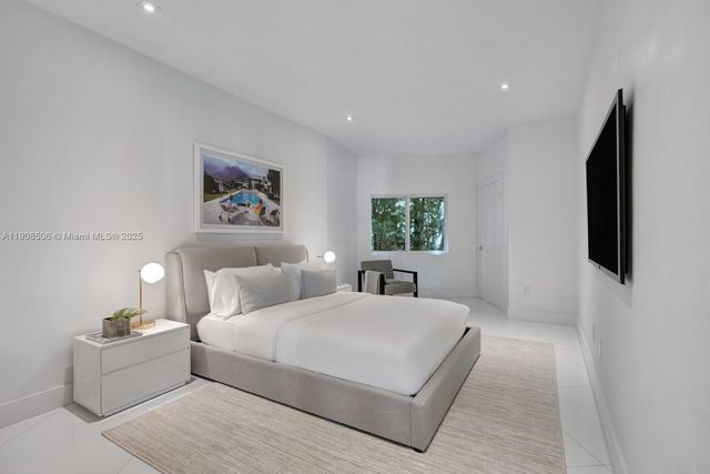 1040 S Shore Dr, Miami Beach, FL 33141