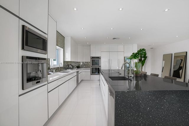 1040 S Shore Dr, Miami Beach, FL 33141