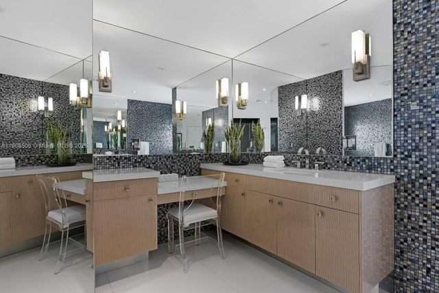 1040 S Shore Dr, Miami Beach, FL 33141