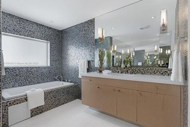 1040 S Shore Dr, Miami Beach, FL 33141