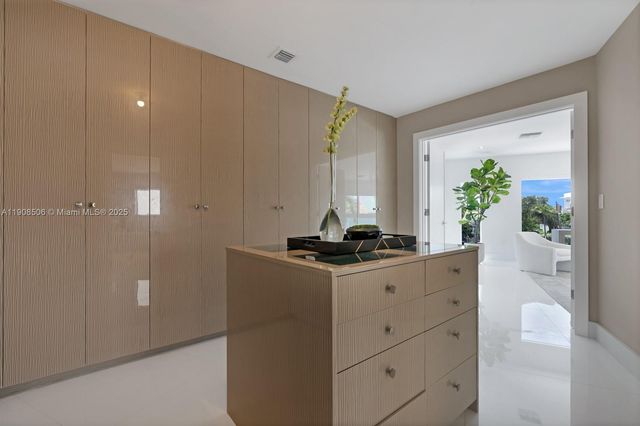 1040 S Shore Dr, Miami Beach, FL 33141